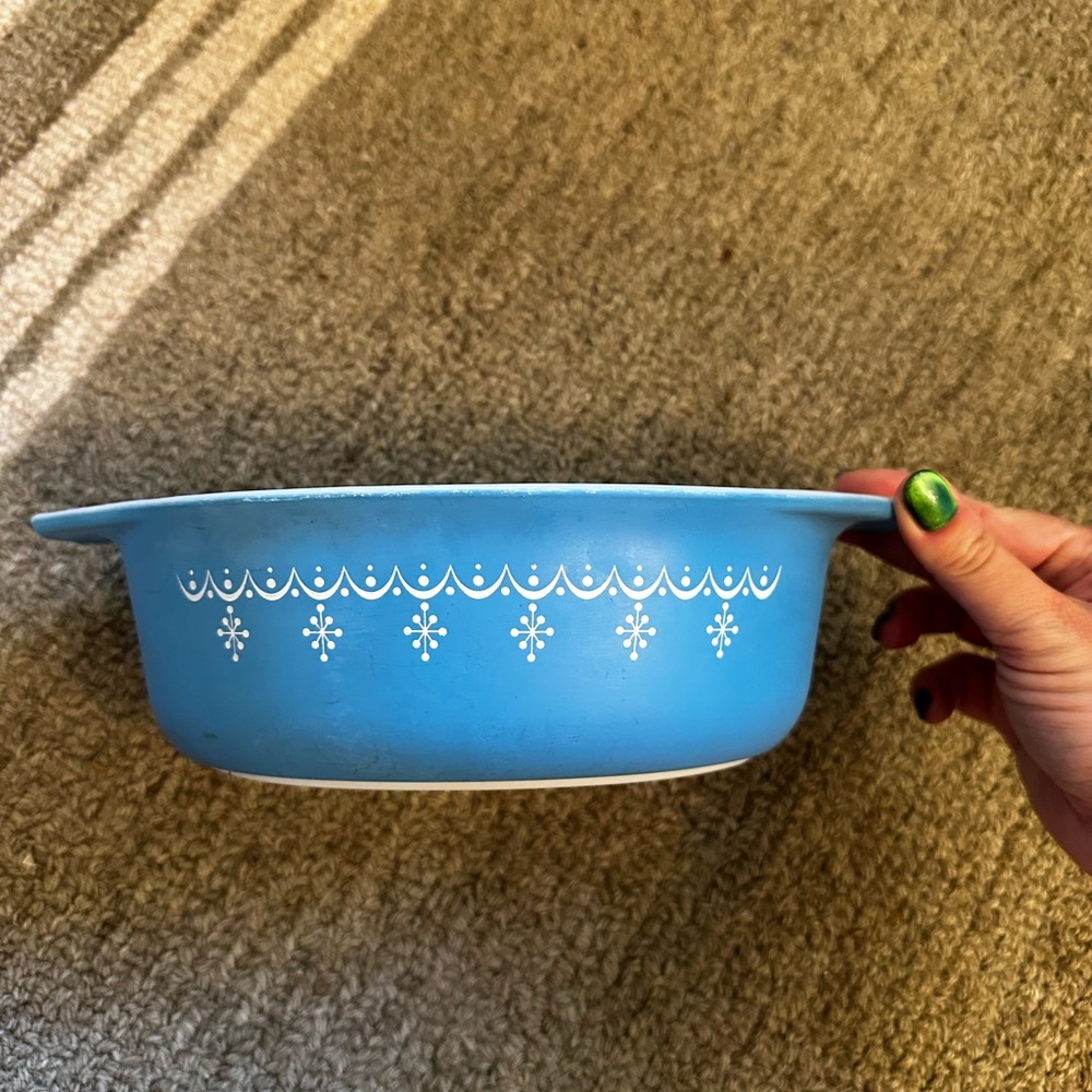 Pyrex Snowflake Blue Garland 043 - 1.5 quart casserole dish
